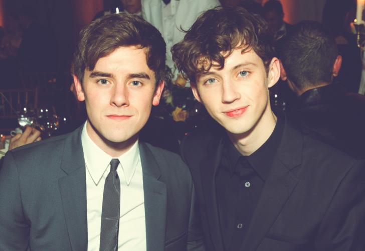 connor谈到troye,connor franta troye sivan(右)与connor franta(左)